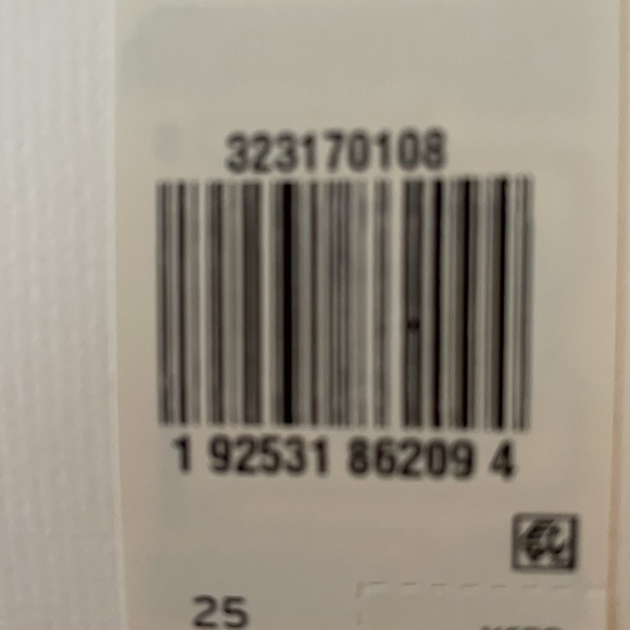 Levi’s 501 Mid Rise Shorts Distressed Wedgie fit - Picture 9 of 9